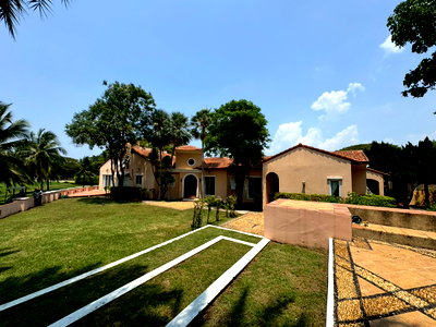 บ้านเดี่ยว ชลบุรี : ขายบ้าน 3 ห้องนอน พร้อมเฟอร์นิเจอร์ ใน Amata Spring Country Club ติดสนามกอล์ฟ พร้อมพื้นที่สวนรอบบ้าน 