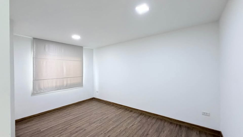 รูป บ้านแฝดให้เช่า : ทำเล อ่อนนุช - ศรีนครินทร์ (หลังมุม) หลังใหญ่ พื้นที่เยอะ พร้อมอยู่ | 4 ห้องนอน 5 ห้องน้ำ *ไม่รับจดทะเบียนบริษัท* - รูปที่ 9/16