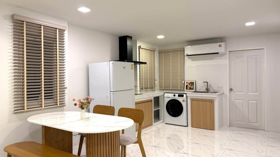 รูป ทาวน์โฮมให้เช่า : ทำเล อ่อนนุช - ศรีนครินทร์ (หลังมุม) เฟอร์ครบ พร้อมอยู่ | 3 ห้องนอน 4 ห้องน้ำ *มีห้องแม่บ้าน+ ห้องน้ำในตัว* - รูปที่ 5/19