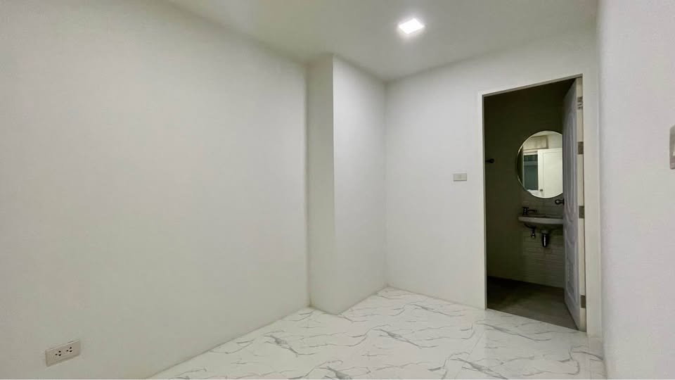 รูป ทาวน์โฮมให้เช่า : ทำเล อ่อนนุช - ศรีนครินทร์ (หลังมุม) เฟอร์ครบ พร้อมอยู่ | 3 ห้องนอน 4 ห้องน้ำ *มีห้องแม่บ้าน+ ห้องน้ำในตัว* - รูปที่ 8/19