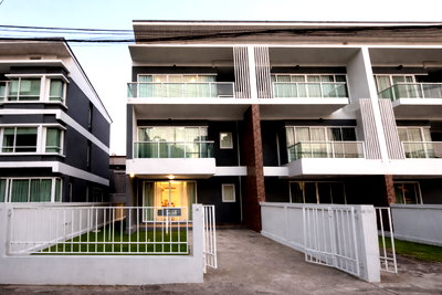 Townhouses for rent Soi On Nut (Sukhumvit 77) : Townhome For Rent : On Nut - Srinakarin (Corner Unit), Fully Furnished & Ready to Move In *have maid's room*