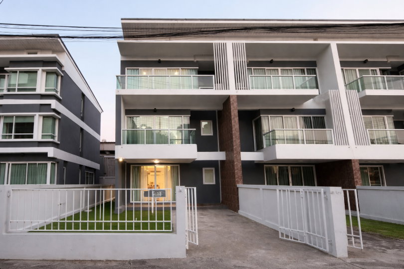 รูป ทาวน์โฮมให้เช่า : ทำเล อ่อนนุช - ศรีนครินทร์ (หลังมุม) เฟอร์ครบ พร้อมอยู่ | 3 ห้องนอน 4 ห้องน้ำ *มีห้องแม่บ้าน+ ห้องน้ำในตัว* - รูปที่ 1/19