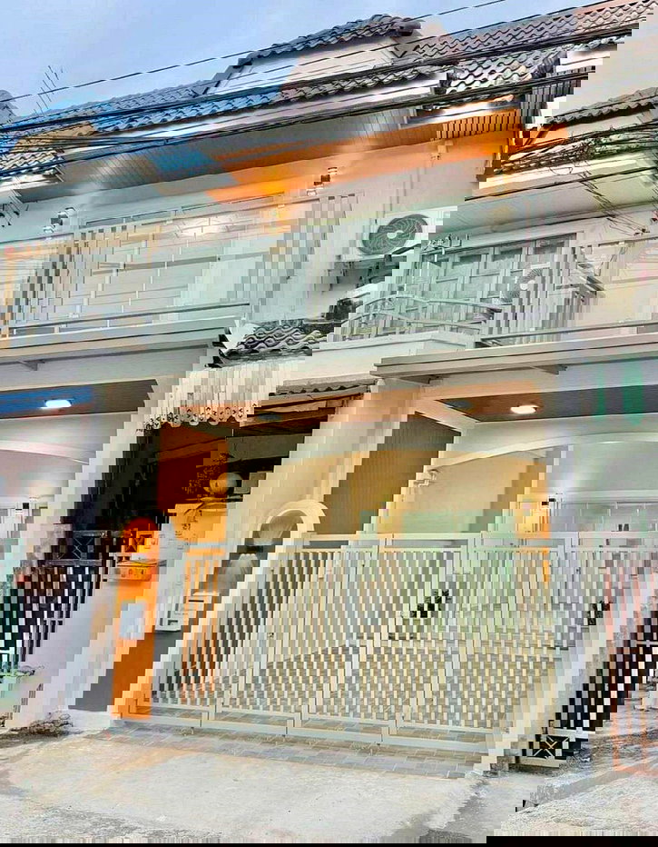 รูป บ้านสวย  อยู่ถนนเมน  ฟรี ! แอร์ 2 ตัว   หมู่บ้านมนวดี พาร์ค  (ตรงข้ามแม็คแวลูร์) ติดถนนวัดลาดปลาดุก  บางบัวทอง - รูปที่ 3/20