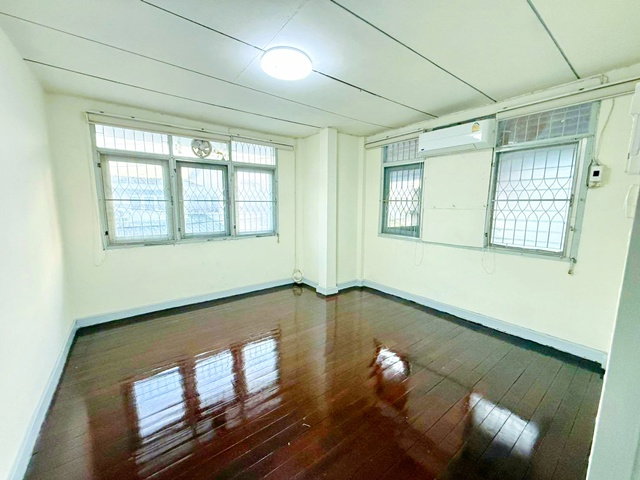 รูป คฤหาสน์ 2 ชั้น 4 นอน 2 น้ำ 50 ตร.ว.300 ตร.ม. ใกล้ MRT สุทธิสาร 450ม. จอดรถในบ้านได้ 3 คัน - รูปที่ 5/8