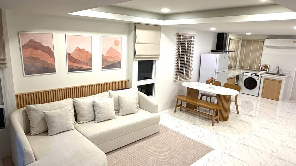 รูป ทาวน์โฮมให้เช่า : ทำเล อ่อนนุช - ศรีนครินทร์ (หลังมุม) เฟอร์ครบ พร้อมอยู่ | 3 ห้องนอน 4 ห้องน้ำ *มีห้องแม่บ้าน+ ห้องน้ำในตัว* - รูปที่ 2/19