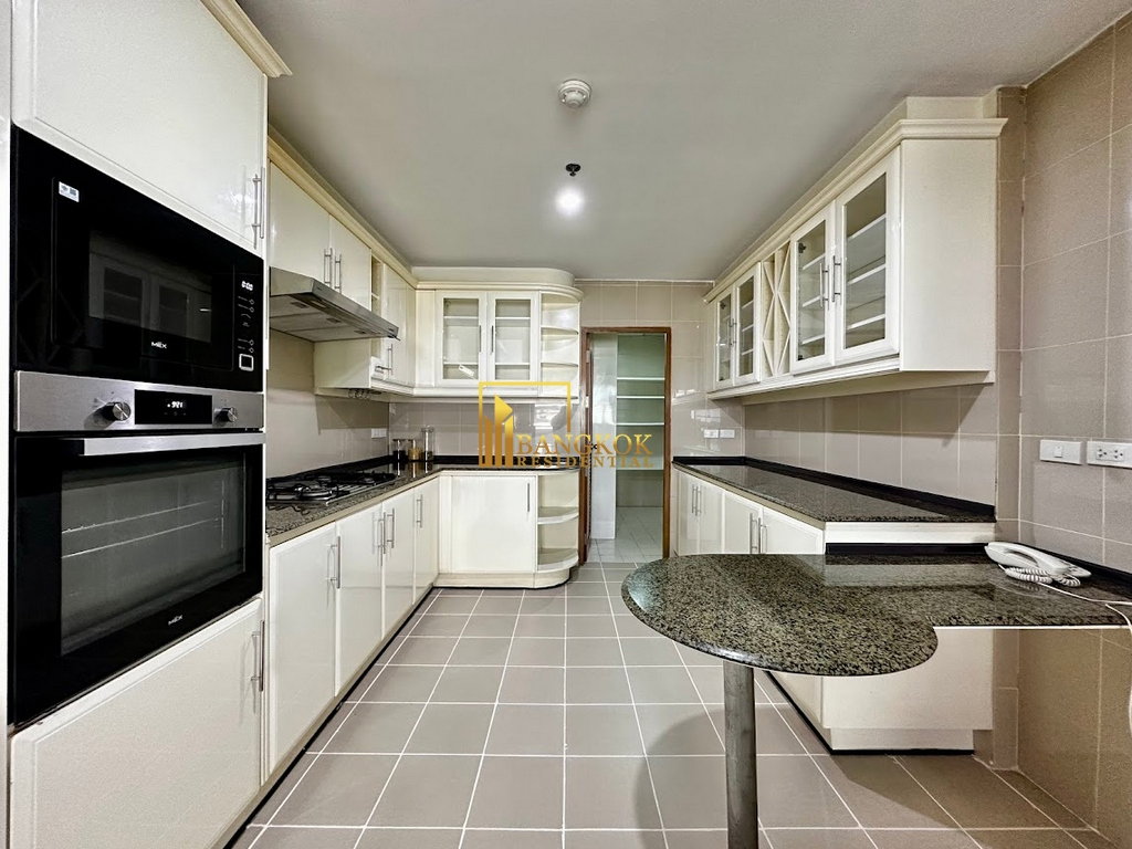 รูป Beautifully Renovated 4 Bedroom Apartment in Sukhumvit 20 - BR21151AP - รูปที่ 8/58