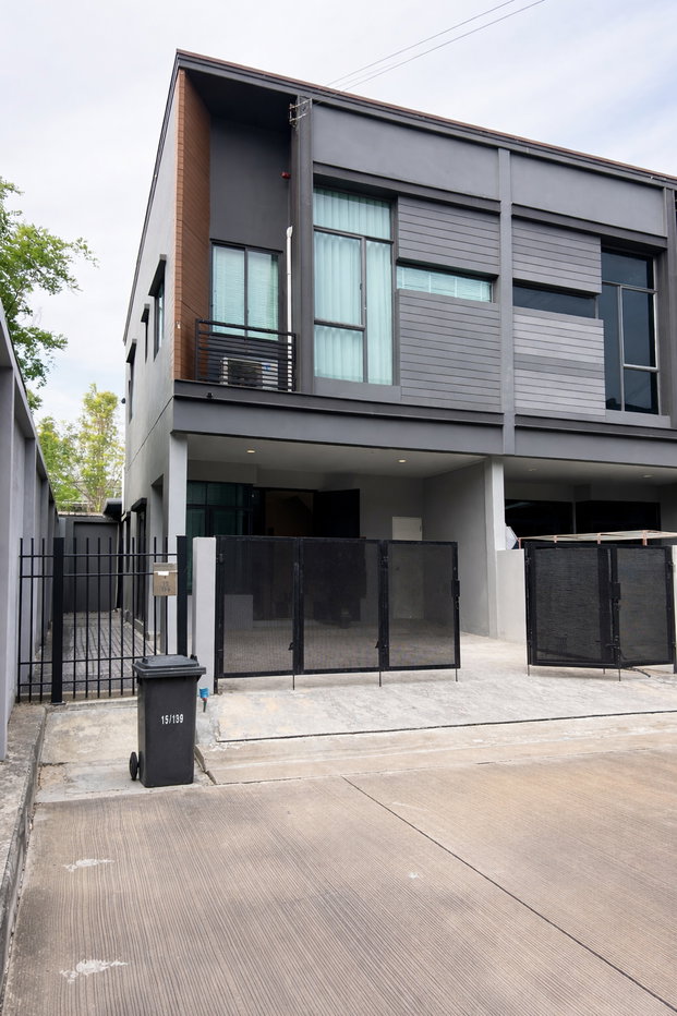 รูป ทาวน์โฮมให้เช่า : เวิร์ฟ พระราม 9 หลังมุม เฟอร์นิเจอร์และเครื่องใช้ไฟฟ้าครบ | 2 ห้องนอน 2 ห้องน้ำ  - รูปที่ 1/15