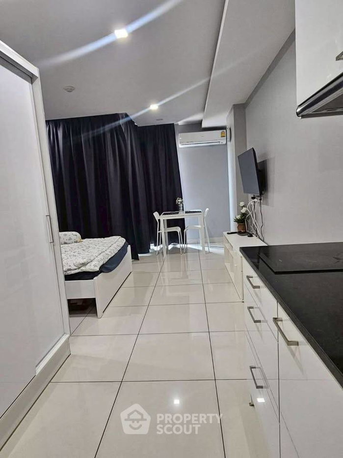 picture Studio Condo at Siam Oriental Plaza close to Phratamnak (ID 2796434) - 7/17