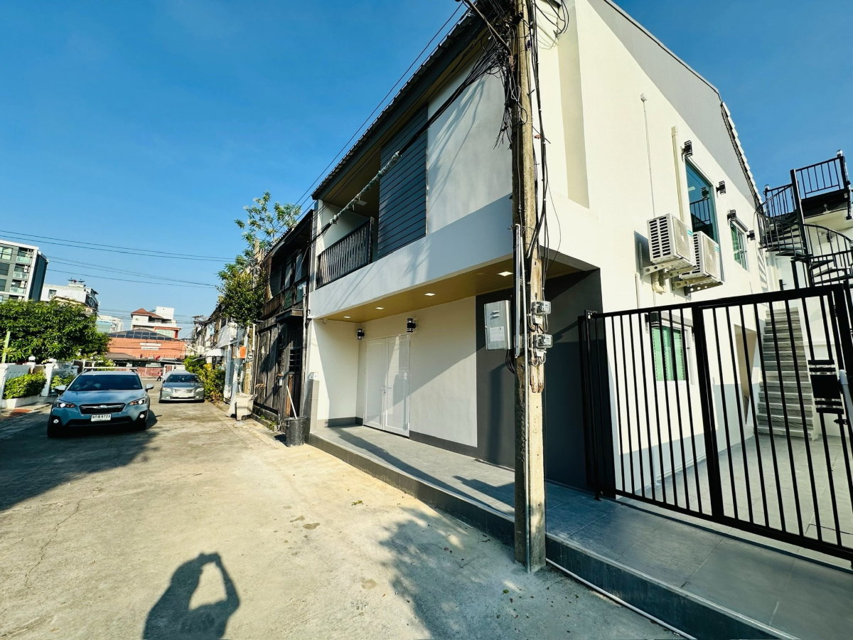 รูป 🌿 **VR0244 บ้านให้เช่าหรู รัชดา 18 ห้วยขวาง 🚇 **ใกล้ MRT สุทธิสาร หลังริม รีโนเวทใหม่** - รูปที่ 2/32