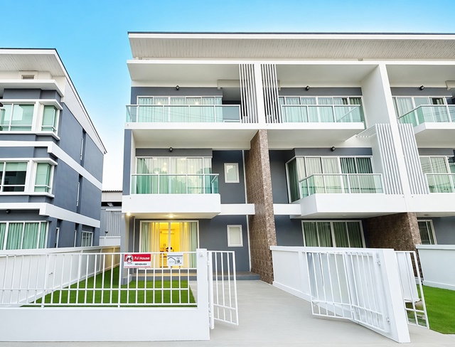 รูป ซีคอนสแควร์ ศรีนครินทร์ ถ.อ่อนนุช50-54 ใกล้ MRT ศรีนครินทร์38 1.2กม. ทาวน์โฮม 3 ชั้น 3นอน 4 น้ำ สไตล์โมเดิร์น แต่งครบ 27ตร.ว. 320ตร.ม - รูปที่ 1/8