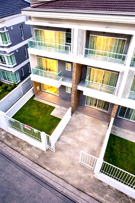 เช่าทาวน์โฮม BTS อ่อนนุช : ถ.อ่อนนุช50-54 ใกล้ MRT ศรีนครินทร์38 1.2กม. ทาวน์โฮม 3 ชั้น 3 นอน 4 น้ำ สไตล์โมเดิร์น แต่งครบ 27ตร.ว. 320ตร.ม ซีคอนสแควร์ ศรีนครินทร์