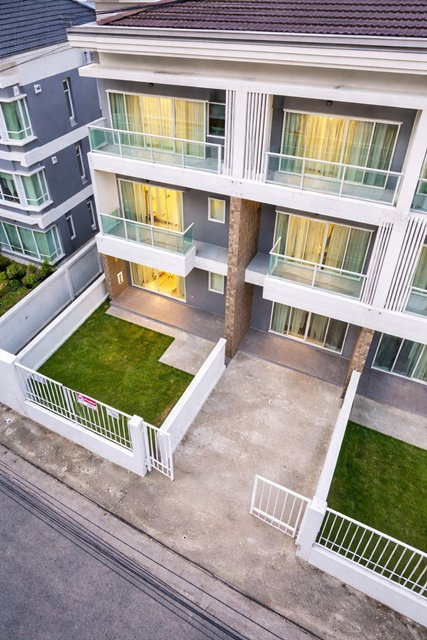 รูป ถ.อ่อนนุช50-54 ใกล้ MRT ศรีนครินทร์38 1.2กม. ทาวน์โฮม 3 ชั้น 3 นอน 4 น้ำ สไตล์โมเดิร์น แต่งครบ 27ตร.ว. 320ตร.ม ซีคอนสแควร์ ศรีนครินทร์ - รูปที่ 1/8