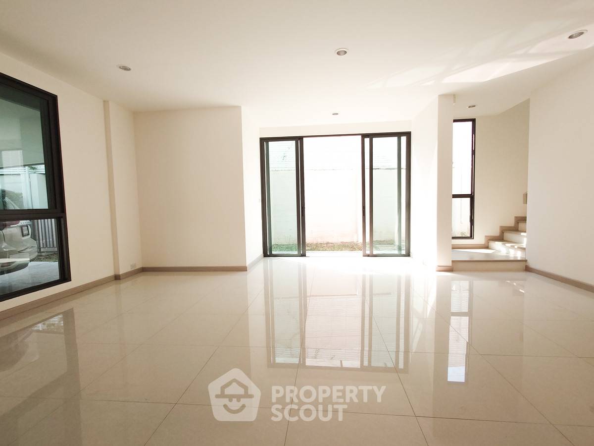รูป บ้าน 3-ห้องนอน ที่ เอคิว อาร์เบอร์ สวนหลวง ร.9-พัฒนาการ ใน ดอกไม้ (ID 2628800) - รูปที่ 8/33