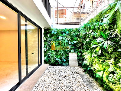 ทาวน์โฮม กรุงเทพมหานคร : Impressive 3 Bedroom Townhouse For Sale in Ekkamai Area - BR8933TH