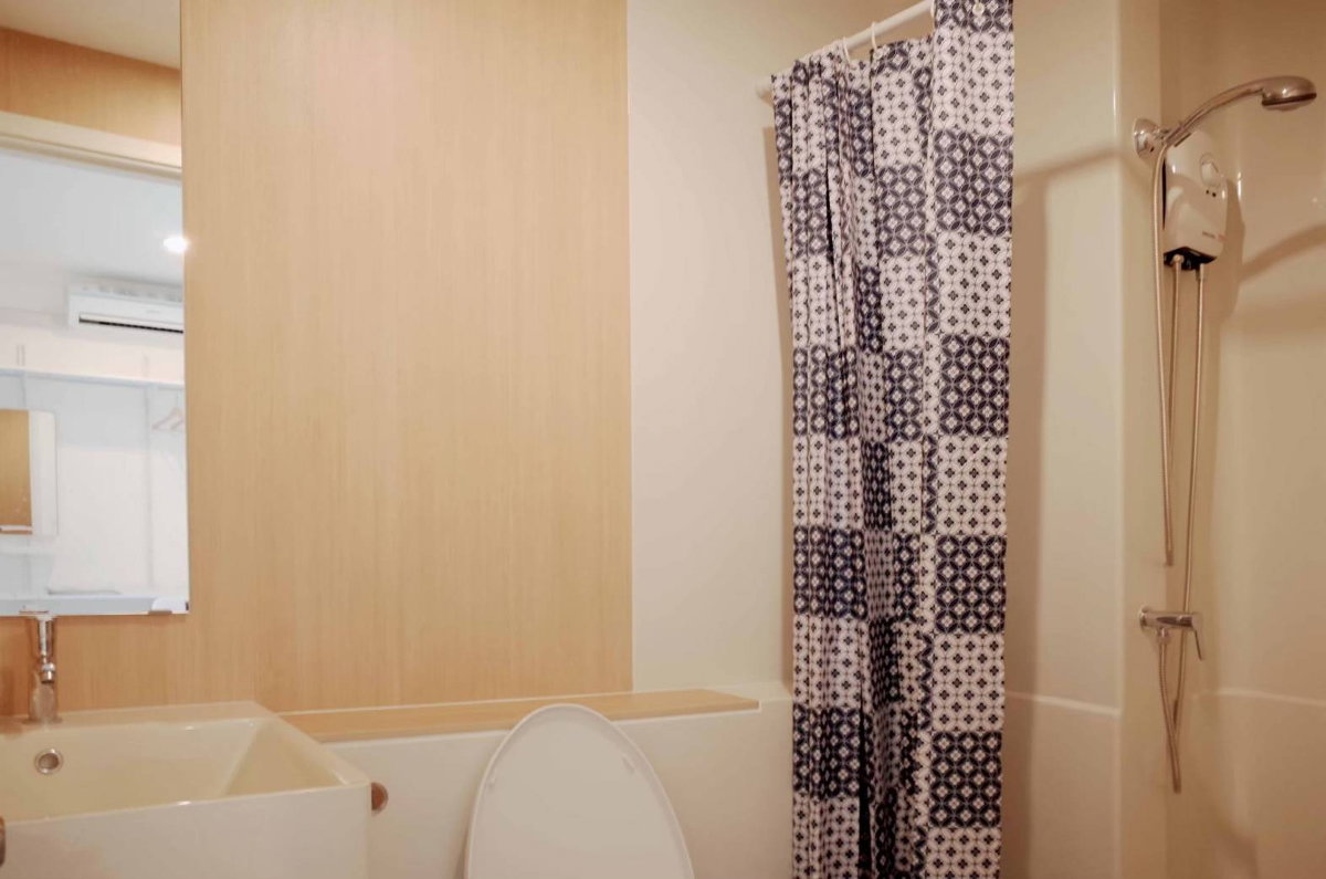 รูป ปล่อยเช่า Aspire สาทร–ท่าพระ ชั้น 26 🌆 เฟอร์ครบ + Digital Lock 🔐 Smart TV 📺 แอร์ Inverter ❄️ เดิน 100 ม. ถึงเดอะมอลล์ 🛍️ เพียง 9,500/เดือน ✨ - รูปที่ 2/9