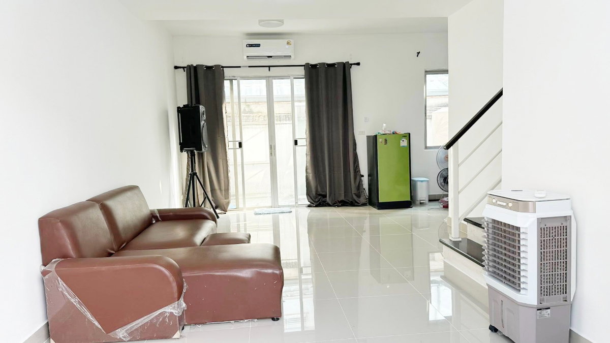 รูป ขายบ้านทาวน์โฮม เดอะคอนเนค เกษตร-นวมินทร์ (ซอยประเสริฐมนูกิจ 48) ราคา 2.6 ล้านบาท | พื้นที่ 18.2 ตร.ว. | 2 ชั้น วิวหมู่บ้าน - รูปที่ 1/17