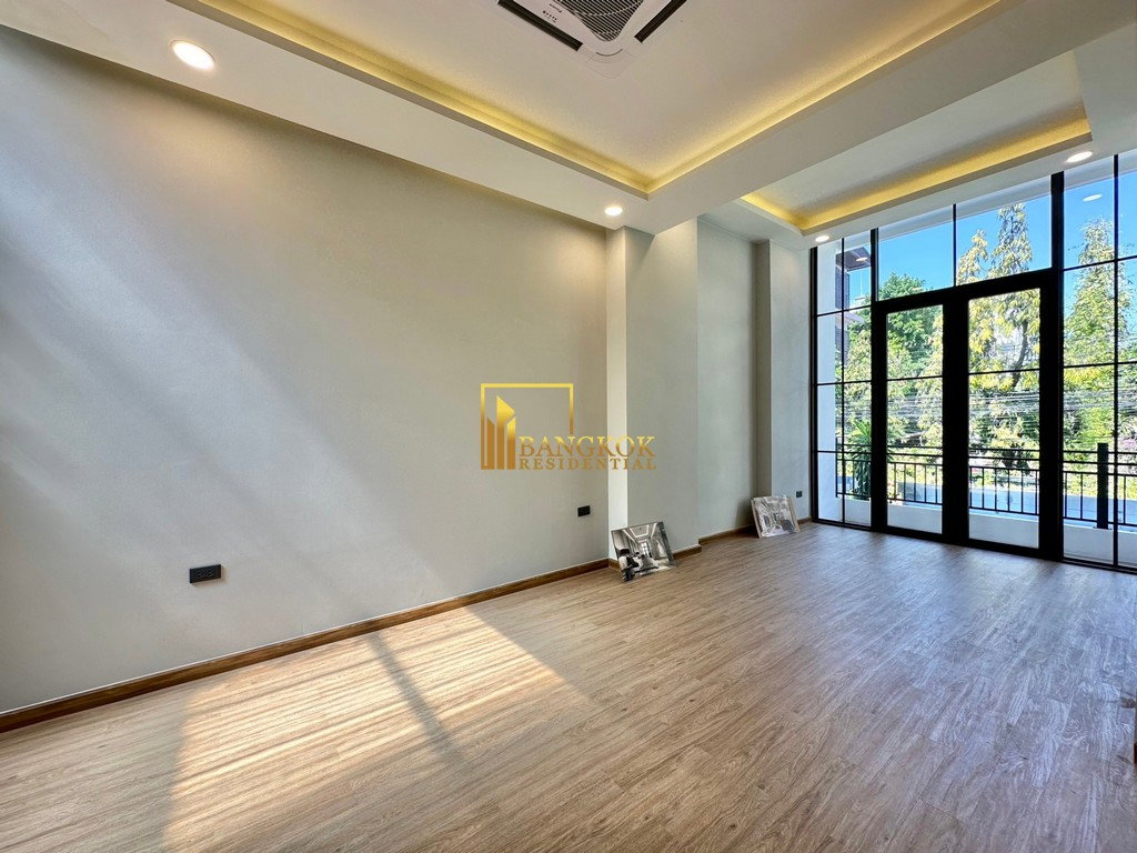 รูป Impressive 3 Bedroom Townhouse For Sale in Ekkamai Area - BR8933TH - รูปที่ 14/35