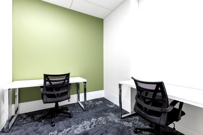 เช่าสำนักงาน ถนนพระราม 4 : พื้นที่สำนักงานส่วนตัวสำหรับ 2 คนที่  HQ MRT Hualamphong