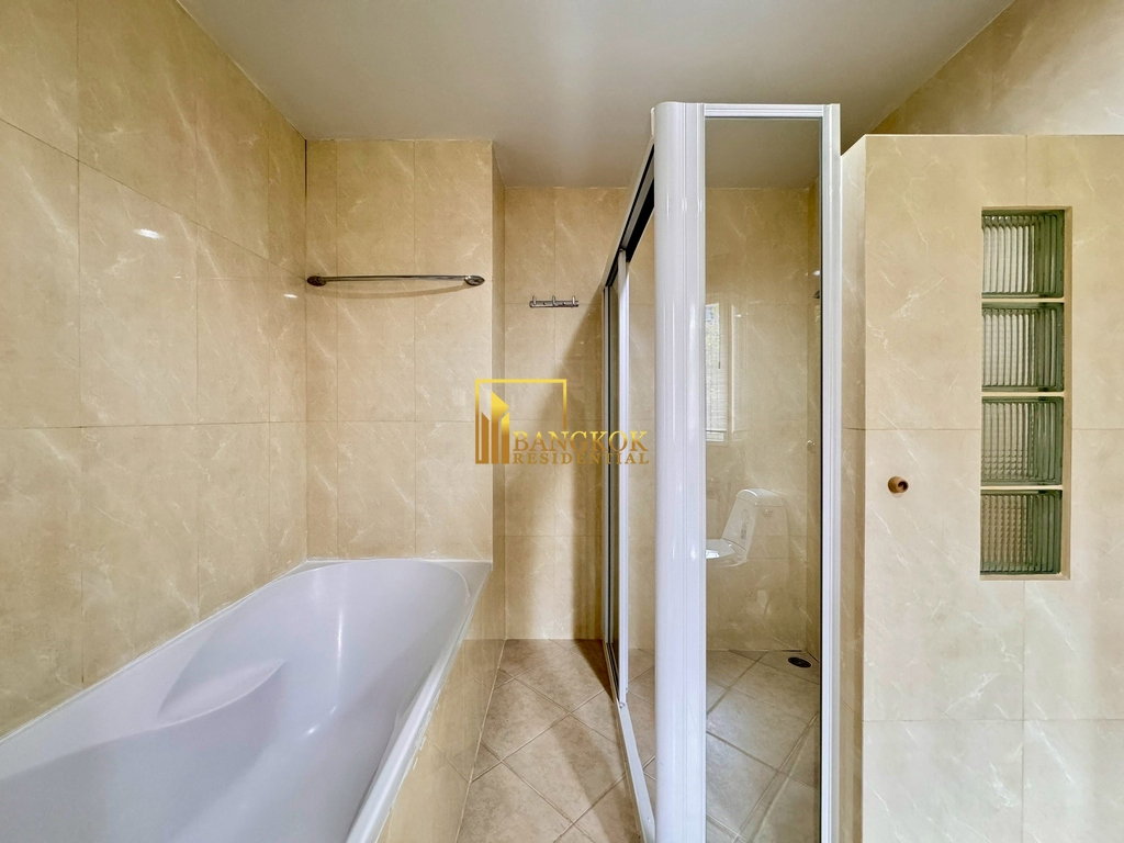 รูป Baan Pattanakarn | Spacious 4 Bedroom Luxury House For Sale - BR28159SH - รูปที่ 36/54