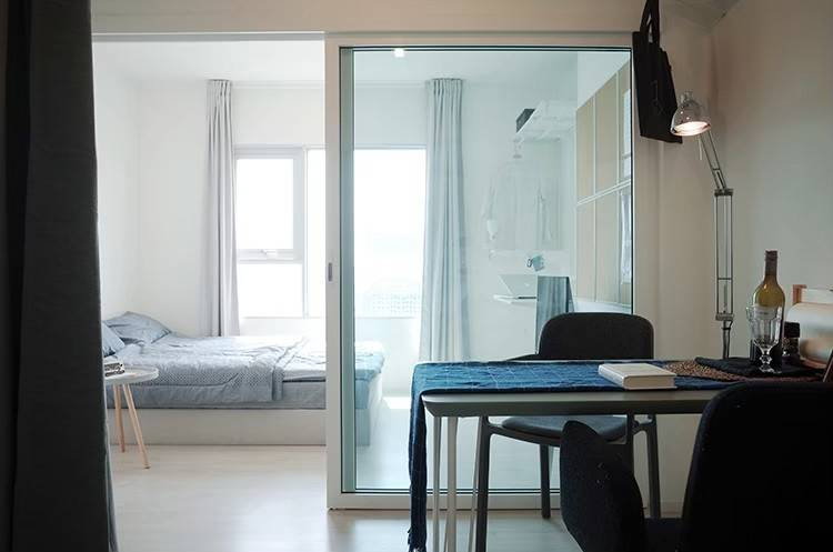 รูป ปล่อยเช่า Aspire สาทร–ท่าพระ ชั้น 26 🌆 เฟอร์ครบ + Digital Lock 🔐 Smart TV 📺 แอร์ Inverter ❄️ เดิน 100 ม. ถึงเดอะมอลล์ 🛍️ เพียง 9,500/เดือน ✨ - รูปที่ 5/9