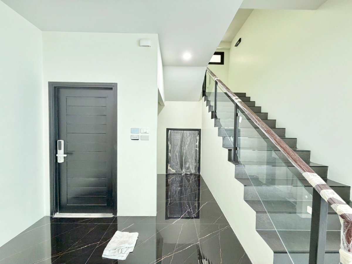 รูป  บ้านเดี่ยวหรู ทำเล Prime ใกล้ Central Chonburi เพียง 900 เมตร  ที่ดิน 125 ตร.วา  ✨ 4 ห้องนอน 3 ห้องน้ำ (ขยายใหญ่พิเศษ) - รูปที่ 6/24