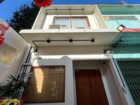 5-Min Walk to MRT Sirikit & QSNCC | 2-Floor House