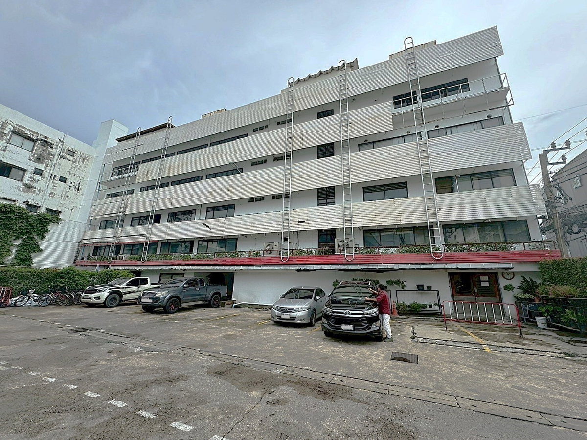 picture Commercial Building with Warehouse for Rent – Ekkamai–Phra Khanong ** NO CO-AGENT ** - 24/26