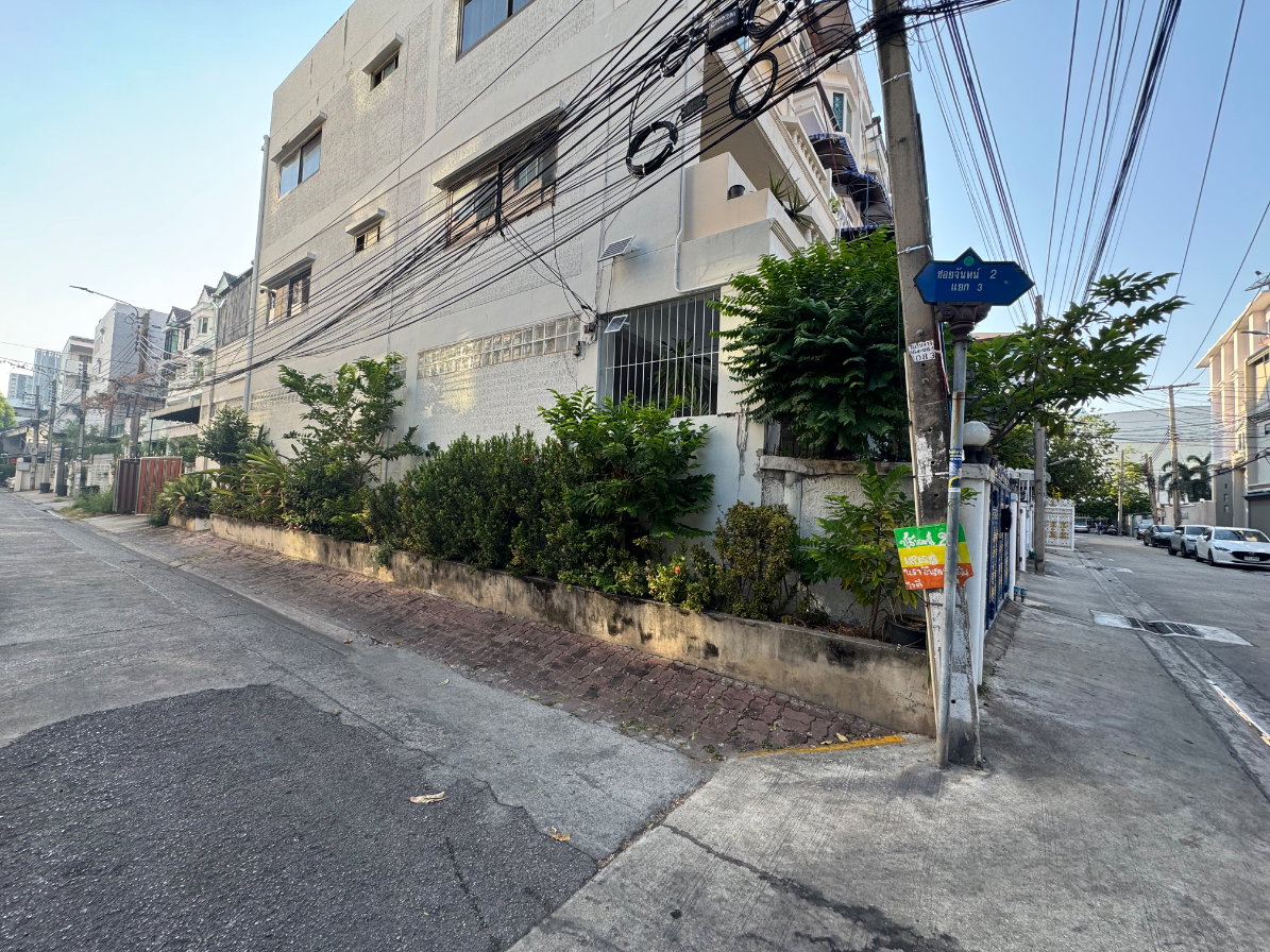 รูป ให้เช่า Townhouse ติด Makro สาทร 32ตร.วา 4ชั้น 5 ห้องนอน 4ห้องน้ำ 50,000 บาท - รูปที่ 2/25