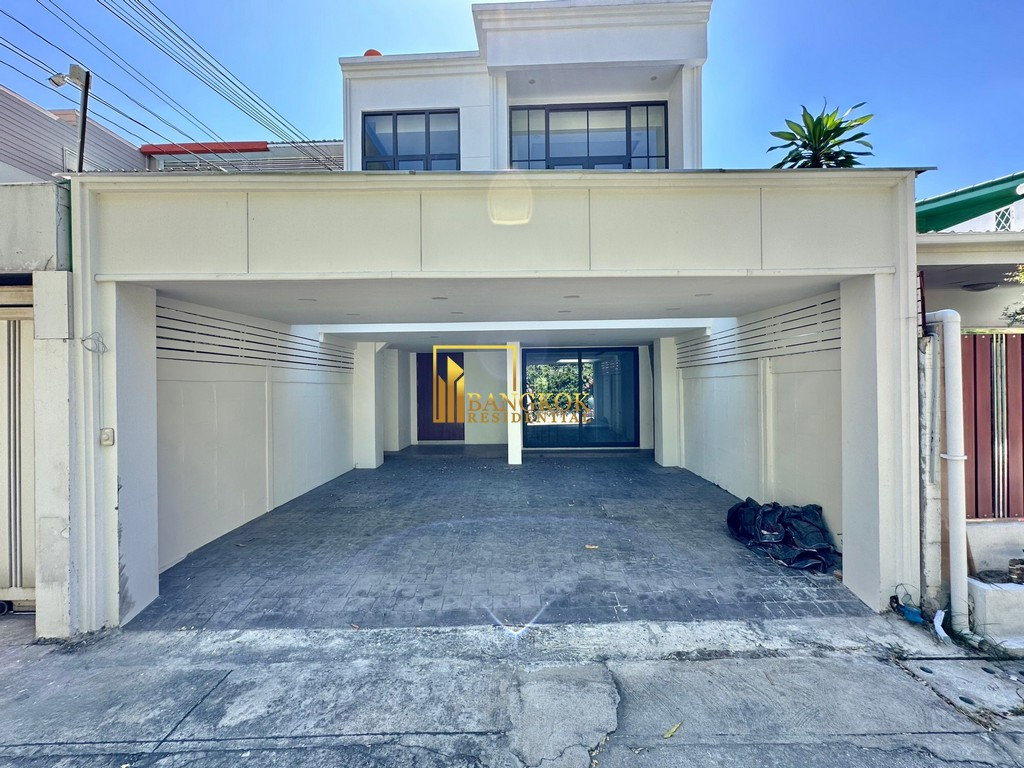 รูป Impressive 3 Bedroom Townhouse For Sale in Ekkamai Area - BR8933TH - รูปที่ 2/35