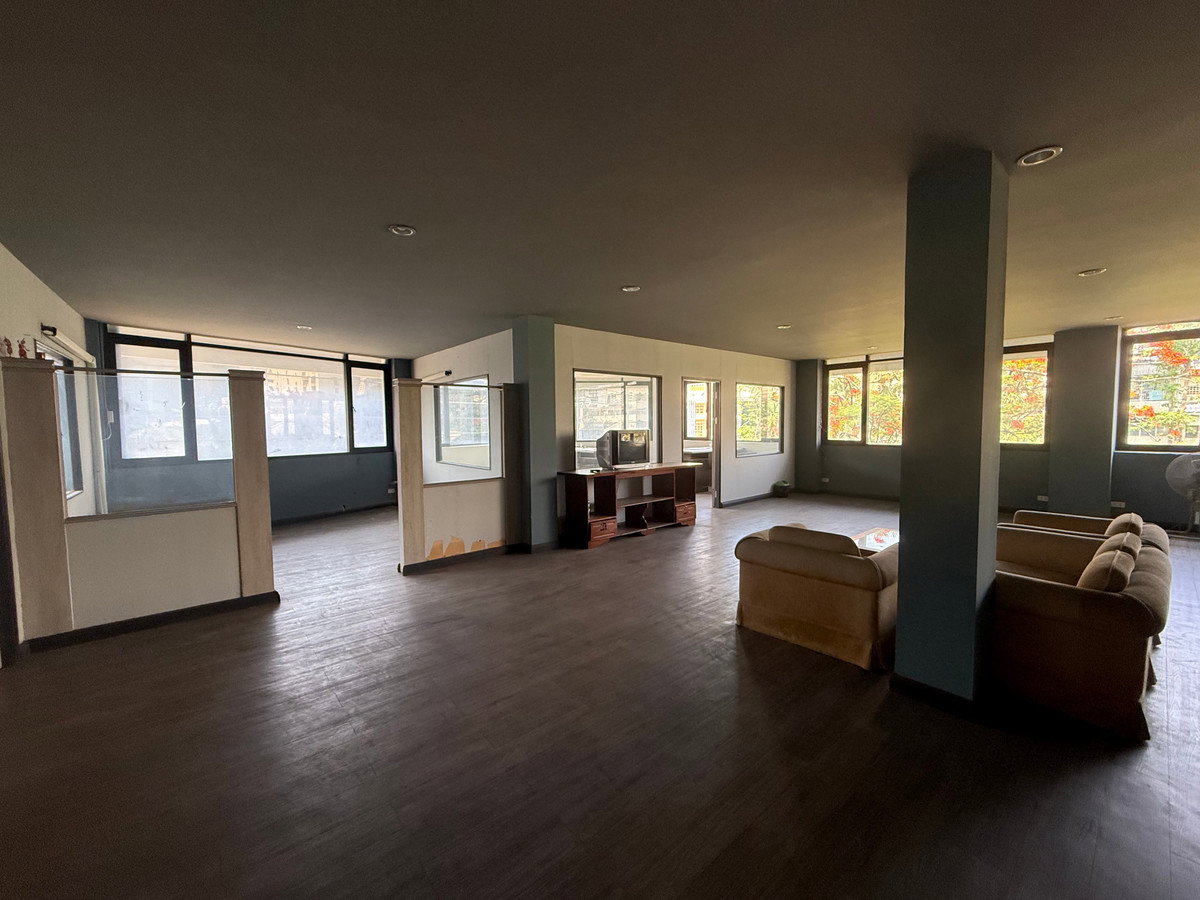 รูป WS7077 🏢🔥 ให้เช่าพื้นที่อาคารหัวมุม ติดถนนสุรวงศ์ | ใจกลางโซนธุรกิจ สีลม–สาทร 🔥🏢 เพียง 49,000 บาท/เดือน/ชั้น - รูปที่ 1/7