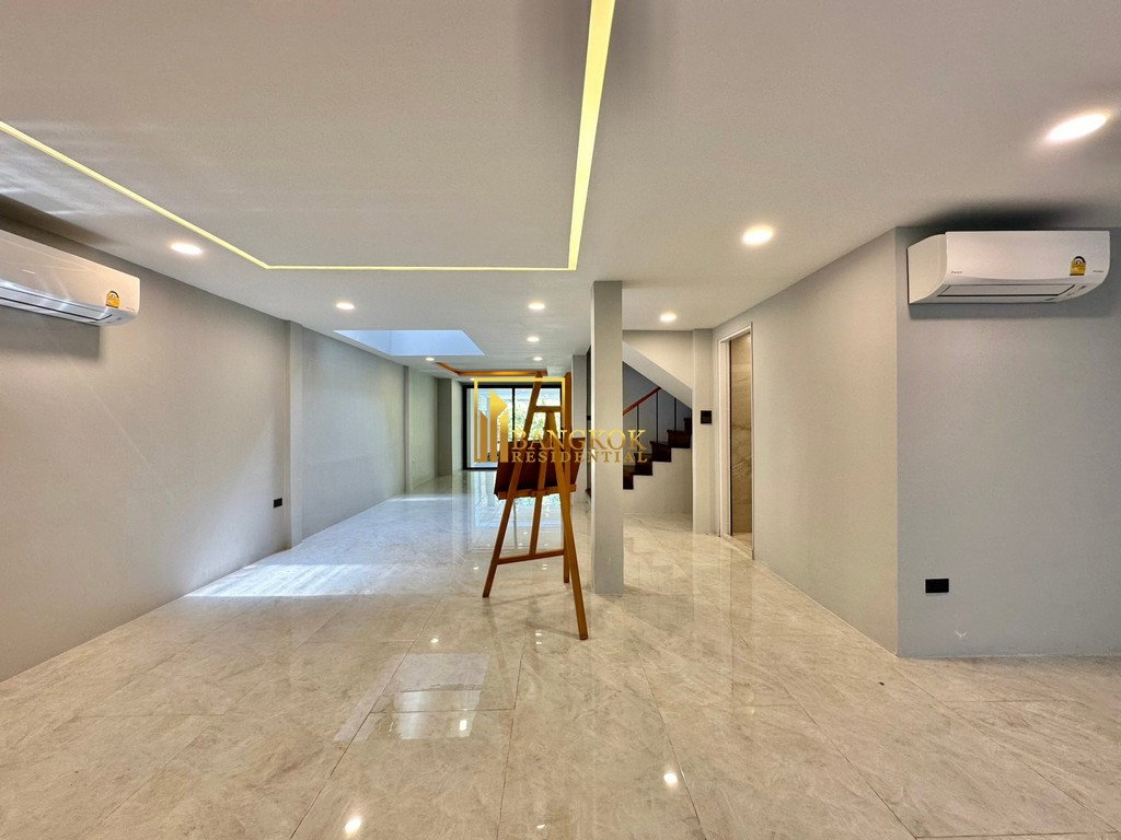 รูป Impressive 3 Bedroom Townhouse For Sale in Ekkamai Area - BR8933TH - รูปที่ 33/35
