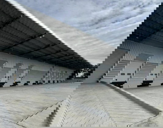 รูป ให้เช่าโกดัง โรงงาน พร้อม Office 2 ชั้น  เขต Free Zone ขอใบอนุญาต รง.4 ได้ มีว่าง 2 ยูนิต / ทำเล บางนา ตราด กม.46 / รถเทรลเลอร์ 40 ฟุต เข้าออกได้ - รูปที่ 2/8