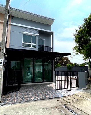 เช่าโฮมออฟฟิศ ถนนศรีนครินทร์ : ให้เช่าบ้านพัฒนาการ38 ใกล้ทองหล่อ หลังมุมรีโนเวทใหม่ มีที่จอดรถเยอะ