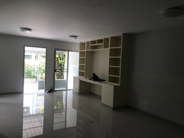 picture Noble Park Bang Phli, corner unit, ready to move in. - 10/16