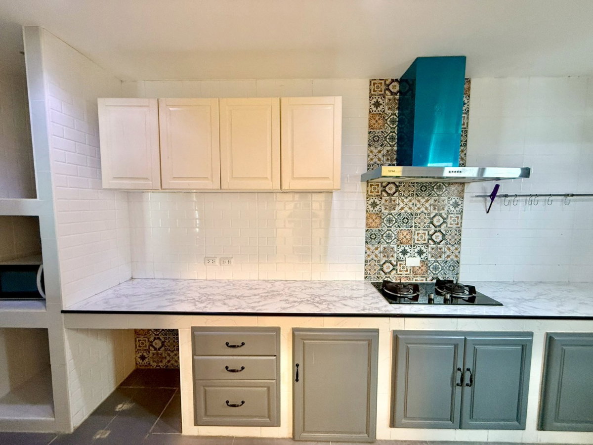 picture 🏠 Spacious side area. Includes a small second house within the same fence/compound. - 18/28