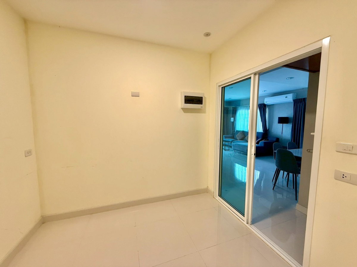 picture 🏠 Spacious side area. Includes a small second house within the same fence/compound. - 17/28