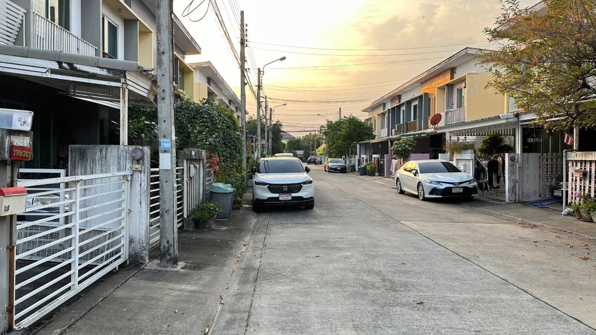 รูป ขายบ้านทาวน์โฮม เดอะคอนเนค เกษตร-นวมินทร์ (ซอยประเสริฐมนูกิจ 48) ราคา 2.6 ล้านบาท | พื้นที่ 18.2 ตร.ว. | 2 ชั้น วิวหมู่บ้าน - รูปที่ 15/17