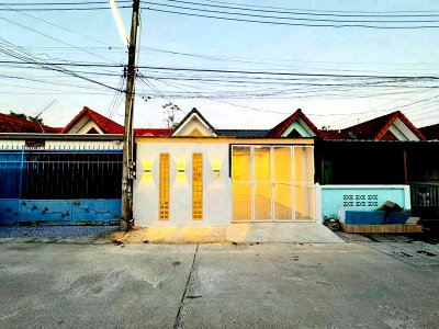 Townhouses for sale Chonburi : Townhouse for sale in Pruksachat 6 Village, Sriracha. Good location, close to the community.