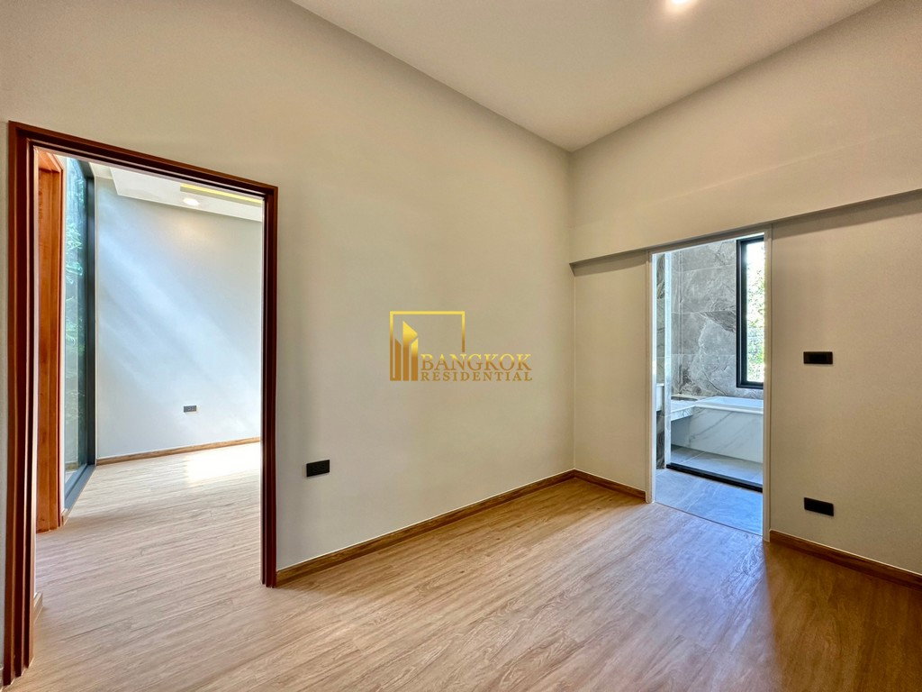 รูป Impressive 3 Bedroom Townhouse For Sale in Ekkamai Area - BR8933TH - รูปที่ 29/35