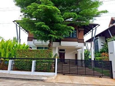 เช่าบ้านเดี่ยว เชียงใหม่ไนท์ซาฟารี : 🏡 บ้านเช่าพร้อมสระว่ายน้ำ หางดง เชียงใหม่ ใกล้นานาชาติ บรรยากาศส่วนตัว 🏢 โครงการ: Lanna Montra Village Chiang Mai