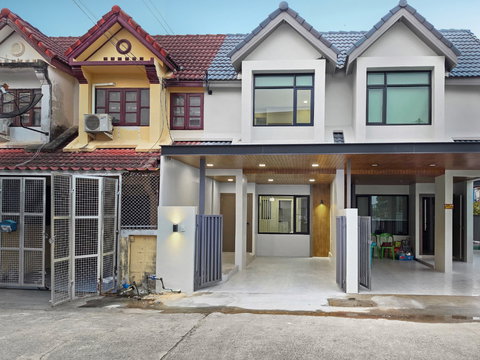 ทาวน์เฮาส์ 2 ชั้น ทำเลกลางเมือง ใกล้โรงเรียนแก่นนครวิทยาลัย 