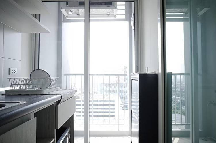 รูป ปล่อยเช่า Aspire สาทร–ท่าพระ ชั้น 26 🌆 เฟอร์ครบ + Digital Lock 🔐 Smart TV 📺 แอร์ Inverter ❄️ เดิน 100 ม. ถึงเดอะมอลล์ 🛍️ เพียง 9,500/เดือน ✨ - รูปที่ 6/9
