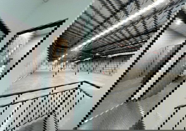 รูป ให้เช่าโกดัง โรงงาน พร้อม Office 2 ชั้น  เขต Free Zone ขอใบอนุญาต รง.4 ได้ มีว่าง 2 ยูนิต / ทำเล บางนา ตราด กม.46 / รถเทรลเลอร์ 40 ฟุต เข้าออกได้ - รูปที่ 7/8