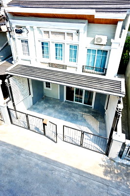 เช่าทาวน์โฮม ถนนศรีนครินทร์ : ใกล้ ม.รามคำแหง2 1.7กม 20ตร.วา. 160 ตร.ม..บางนา-สวนหลวง ทาวน์เฮาส์หัวมุม 2 ชั้น 4นอน 3น้ำ ทำเลกาญจนาภิเษก