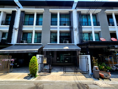 Townhouses for rent Wat Thepleela Pier : Townhouse for Rent, Baan Klang Muang Ramkhamhaeng 39, Fully Furnished