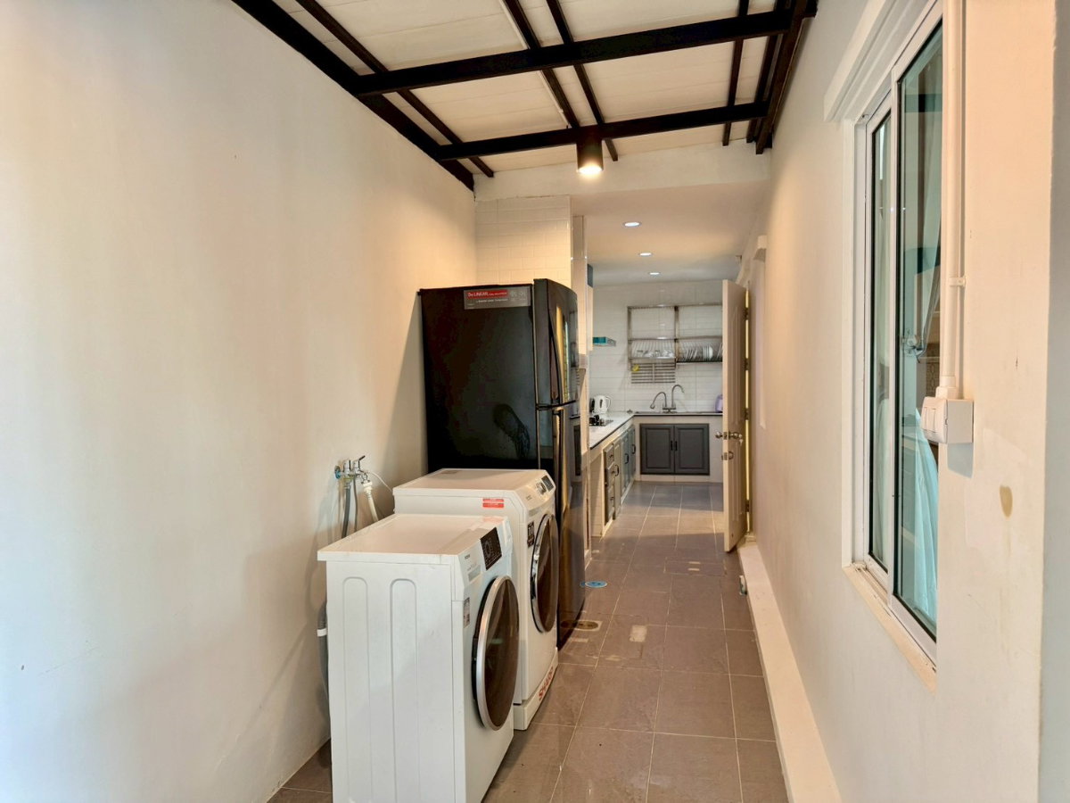 picture 🏠 Spacious side area. Includes a small second house within the same fence/compound. - 21/28