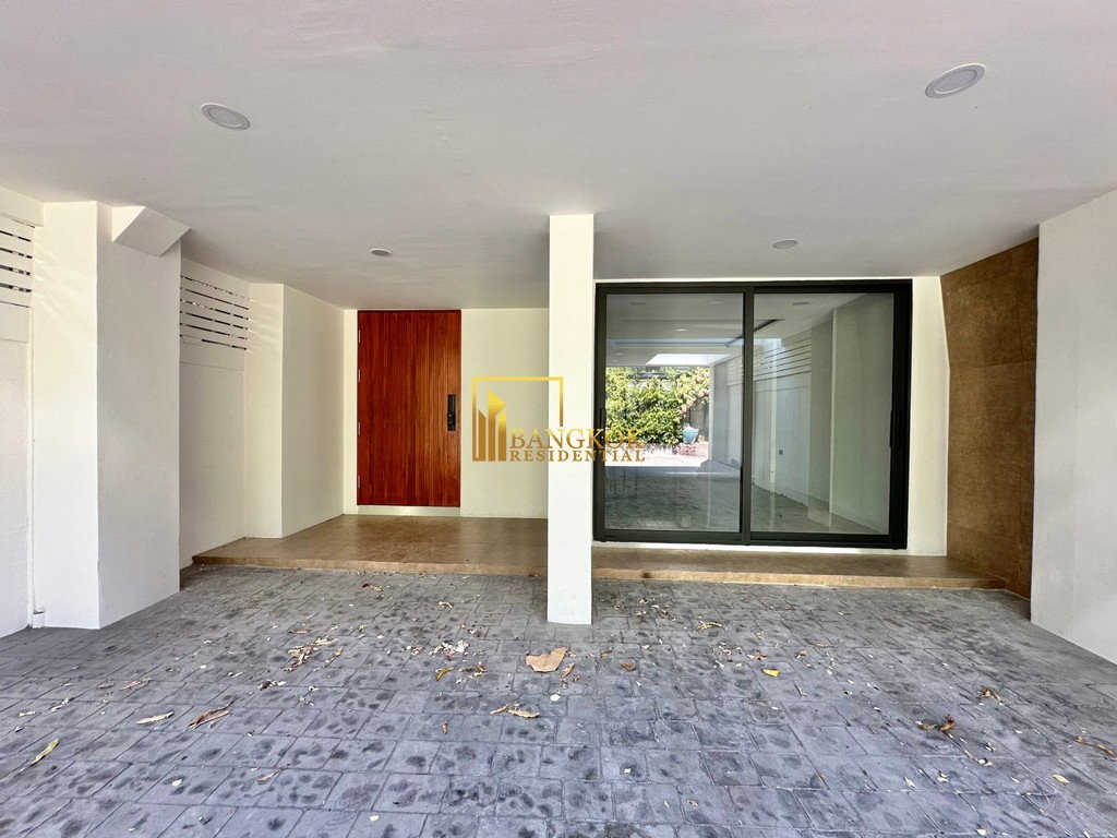 รูป Impressive 3 Bedroom Townhouse For Sale in Ekkamai Area - BR8933TH - รูปที่ 4/35
