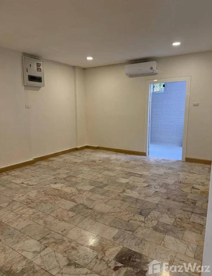 รูป ทาวน์เฮ้าส์ให้เช่า 4 ห้องนอน ในโครงการ หมู่บ้านลานทอง 6174558 - รูปที่ 8/11