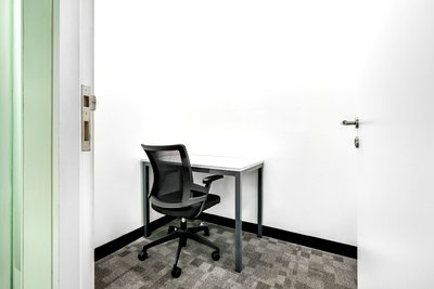 เช่าสำนักงาน สถาบันการจัดการปัญญาภิวัฒน์ : พื้นที่สำนักงานส่วนตัวสำหรับ 2 คนที่  Regus Central Chaengwattana Office Tower