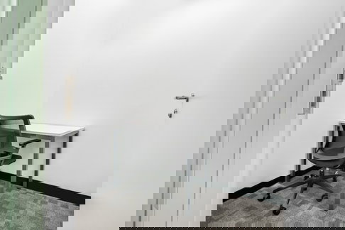 พื้นที่สำนักงานส่วนตัวสำหรับ 2 คนที่ Regus Central Chaengwattana Office Tower